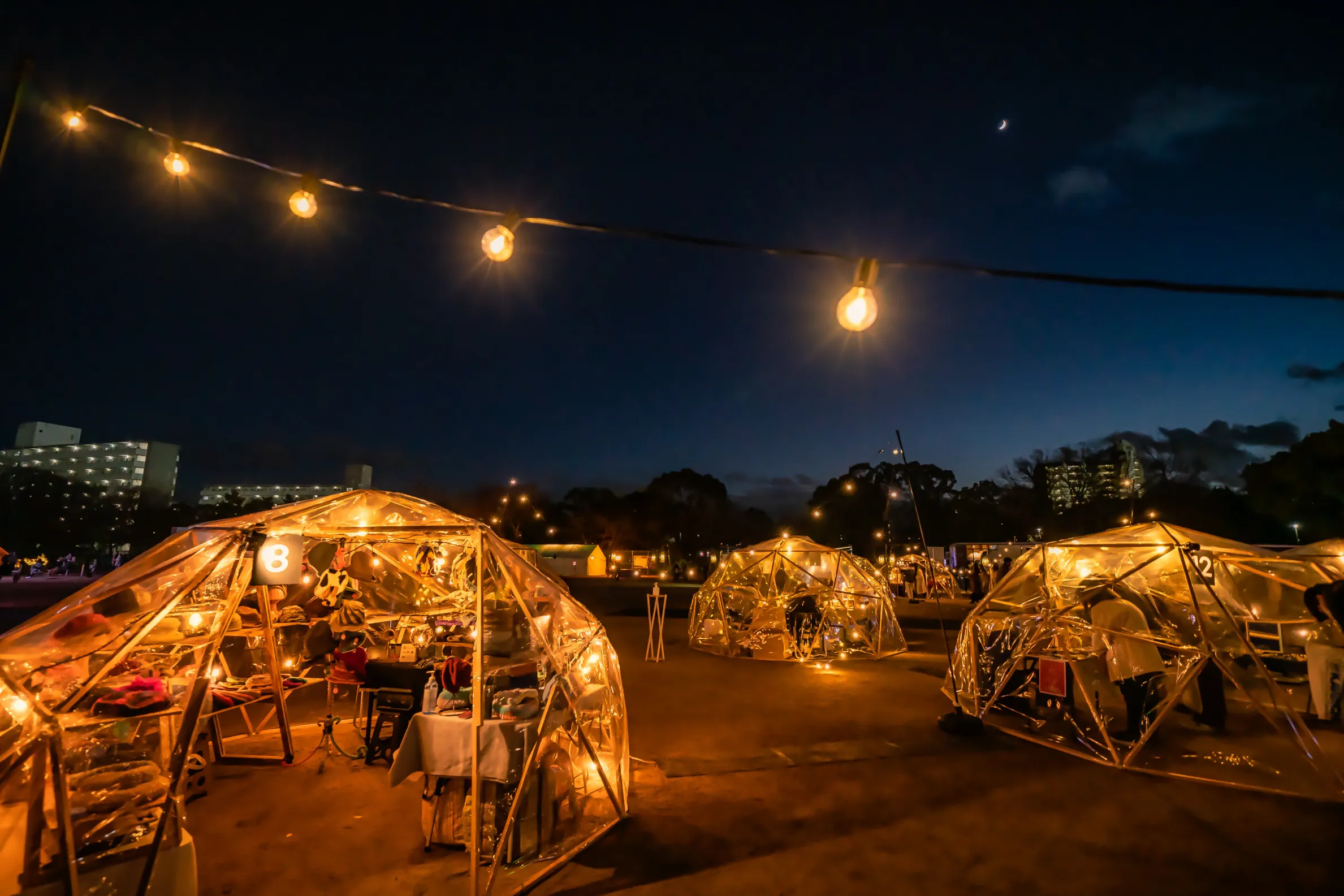 数千のランタンを夜空に浮かべあたたかいスープを楽しむ特別なイベント